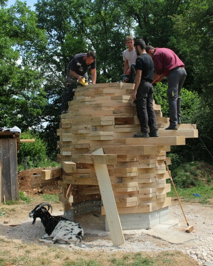 Photo des étudiants construisant la