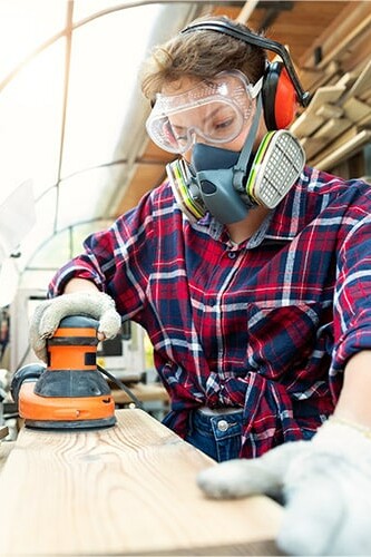 Image d'un professionnel ponçant du bois