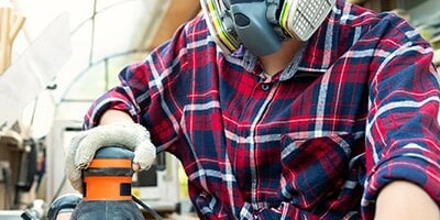 Image d'un professionnel ponçant du bois