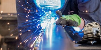 Image d'un professionnel travaillant le métal