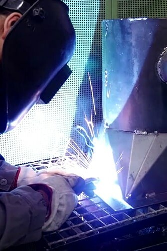 Image d'une personne qui soude