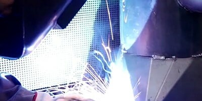 Image d'une personne qui soude