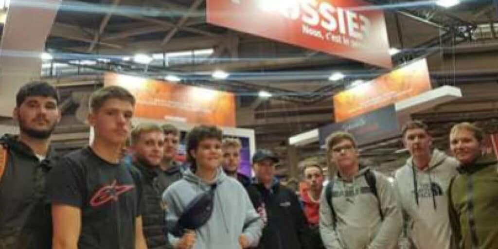 Photo de groupe des apprentis du Bac Pro Technicien Constructeur Bois au salon Batimat