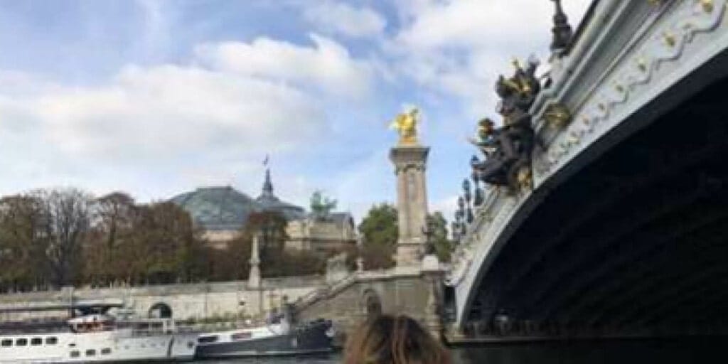 Photo des apprentis du Bac Pro Technicien Constructeur Bois se baladant sur la Seine
