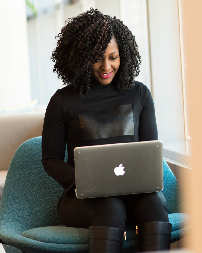 Image d'une accompagnatrice sur son ordinateur