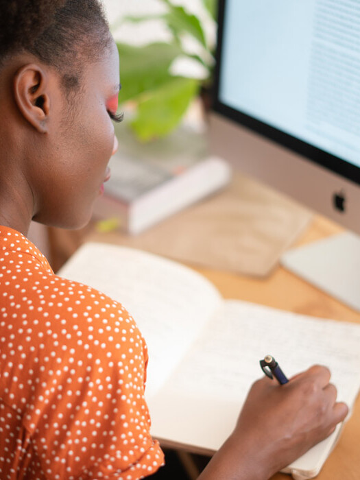 Image d'une apprentie qui travaille