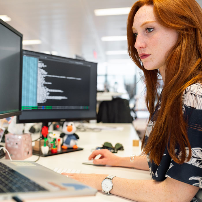 Image d'une apprentie travaillant devant son ordinateur