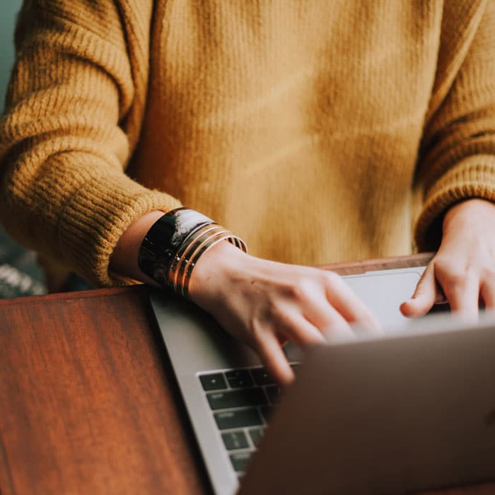 Image d'une personne qui écrit sur son ordinateur