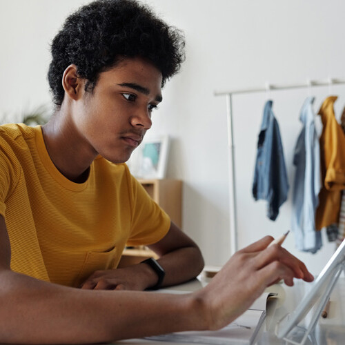Image d'un étudiant qui travaille