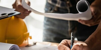 Image de personne concevant des plans