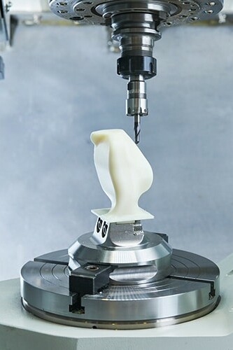 Image d'une machine travaillant le plastique