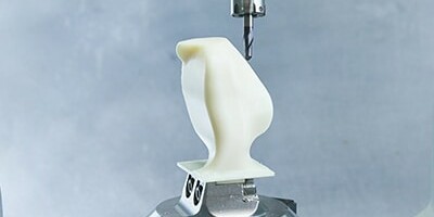 Image d'une machine travaillant le plastique