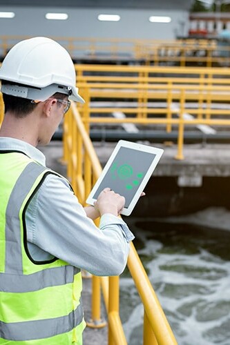 Image d'un agent de propreté travaillant sur sa tablette