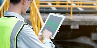 Image d'un agent de propreté travaillant sur sa tablette