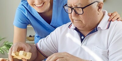 Image d'une infirmière avec son patient