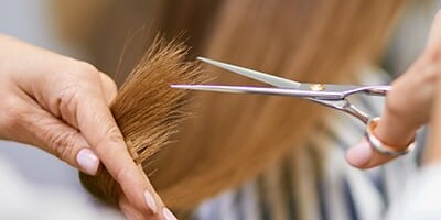 Image d'une coiffeuse coupent des cheveux