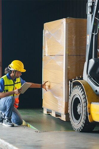 Image d'une transporteuse vérifiant les colis