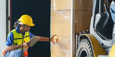 Image d'une transporteuse vérifiant les colis