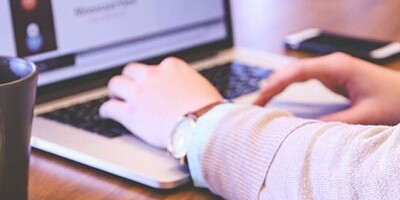 Image d'une femme travaillant sur son ordinateur