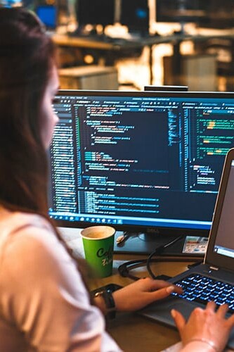 Image d'un ordinateur avec des lignes de code