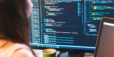 Image d'un ordinateur avec des lignes de code