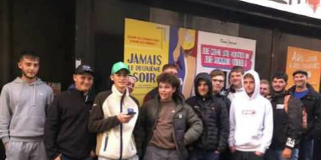 Photo de groupe des apprentis du Bac Pro Technicien Constructeur Bois au théâtre